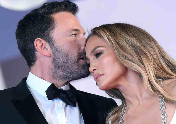 [VIDEO] Aria di crisi tra Ben Affleck e Jennifer Lopez? Si capisce da come lui le sbatte lo sportello dell&#039;auto&hellip;