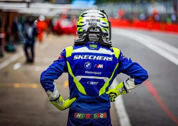 Primo podio per Valentino Rossi nel GTWCE a Brands Hatch! Il 46 sale sul tettuccio della BMW e lancia lo champagne [VIDEO]