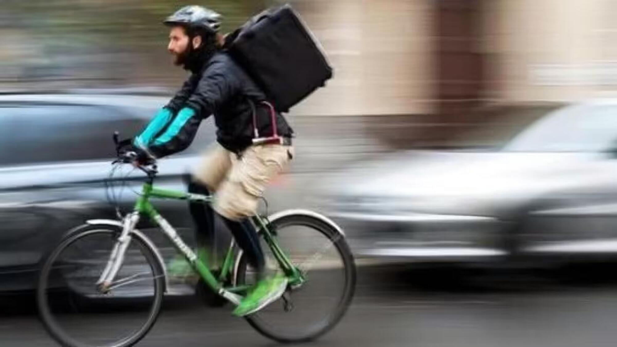 Un rider consegna il cibo a domicilio