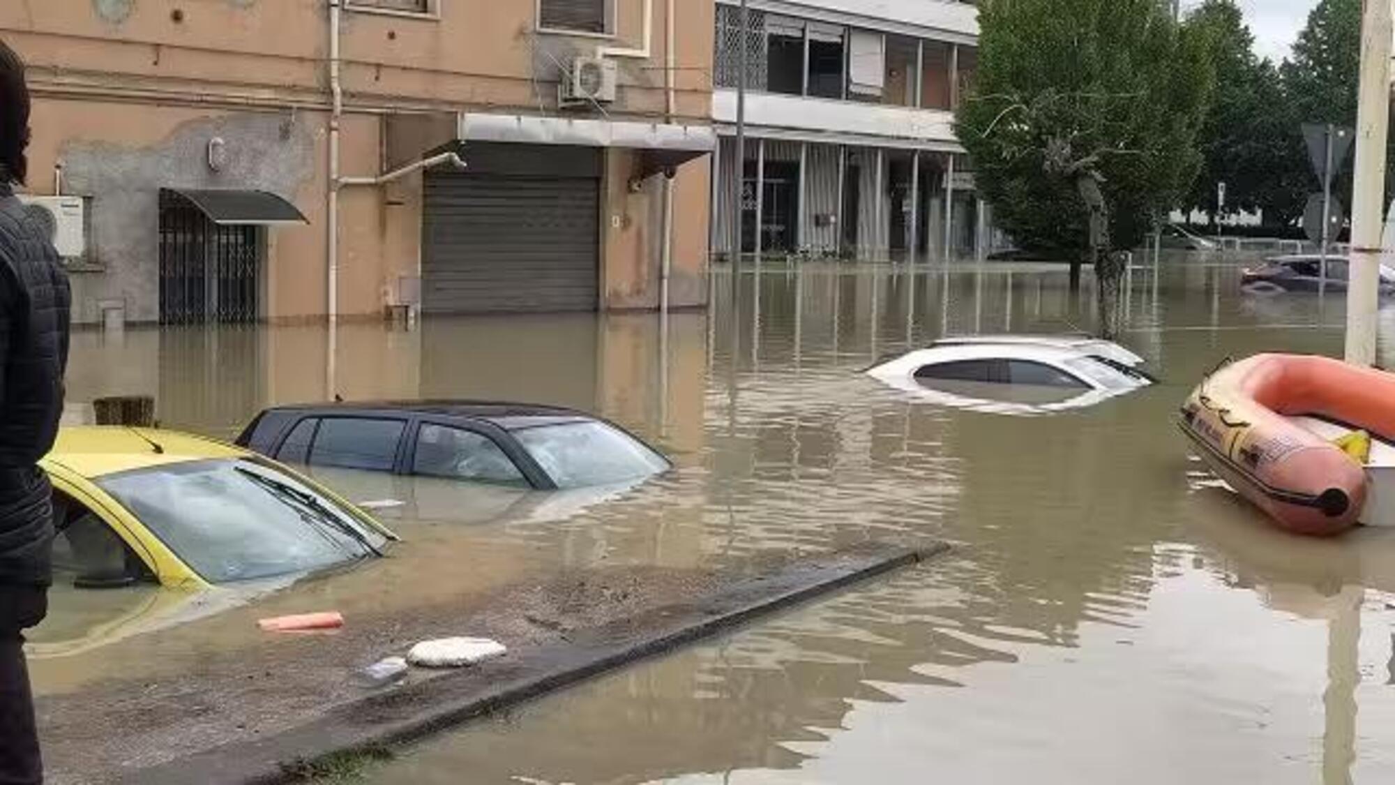 Le strade sono bloccate e le auto sommerse. Si teme anche una vittima