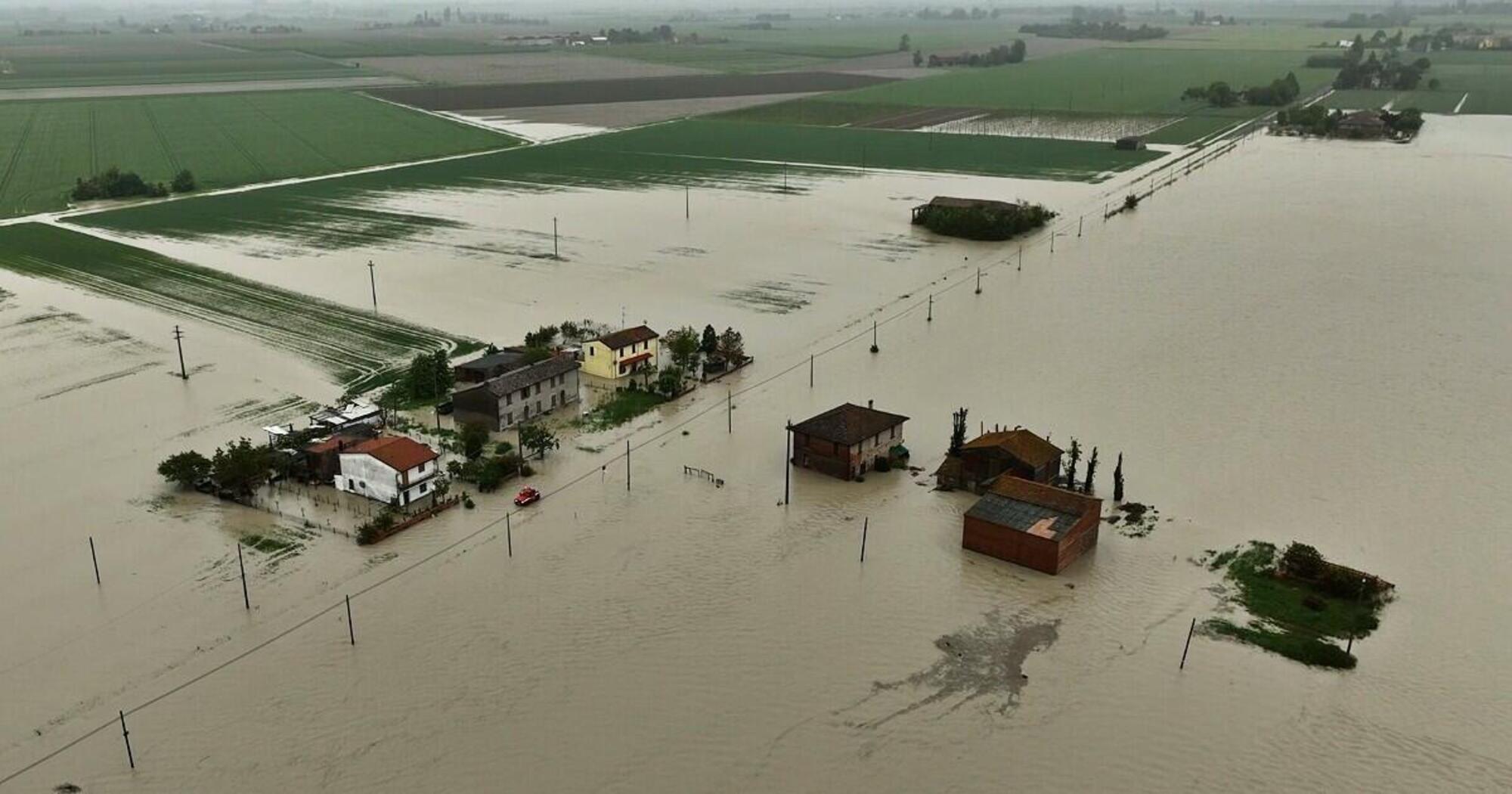 Molte zone sono sommerse dall&#039;acqua dopo l&#039;esondazione di 14 fiumi 