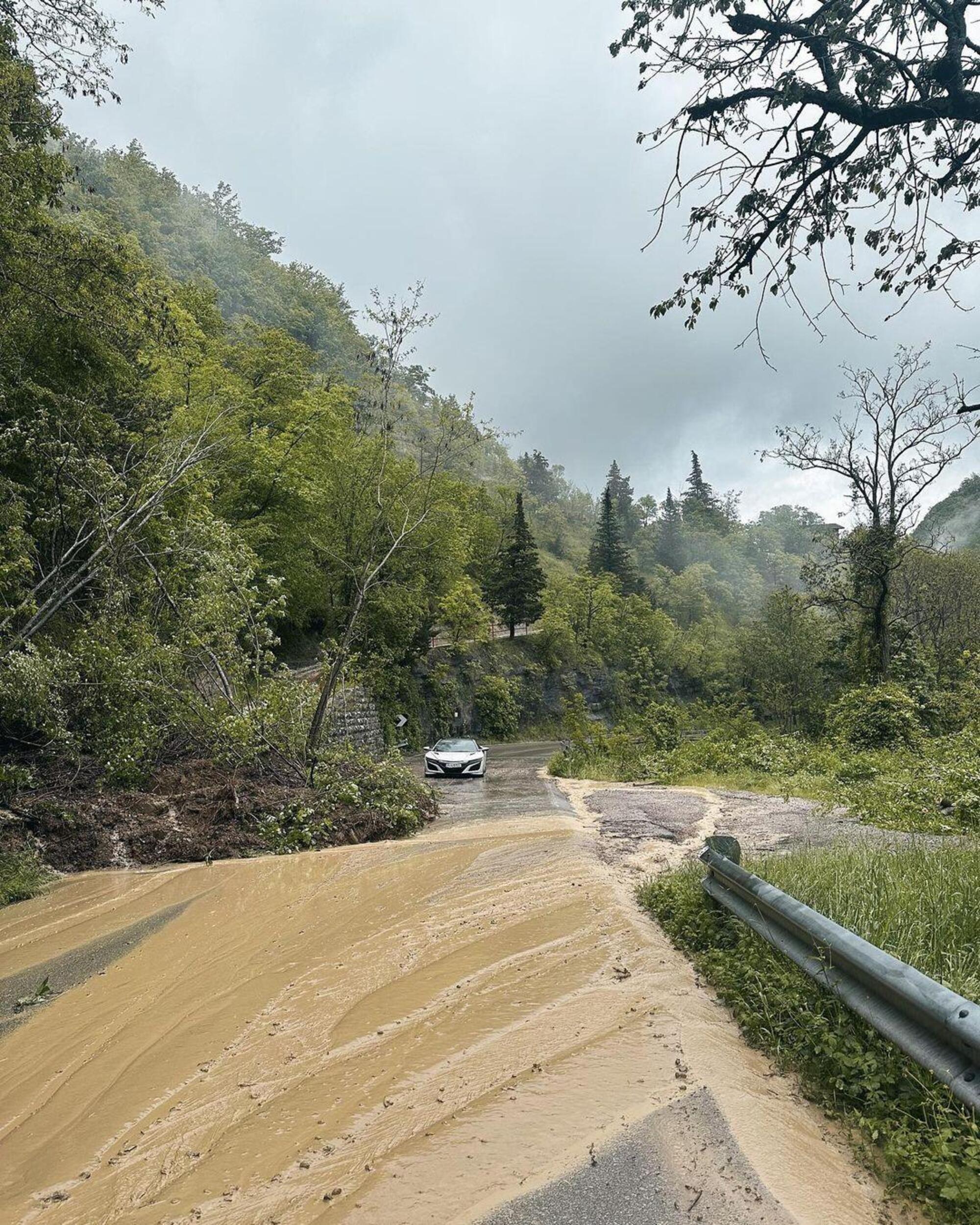 I danni causati dal maltempo documentati dal pilota AlphaTauri De Vries