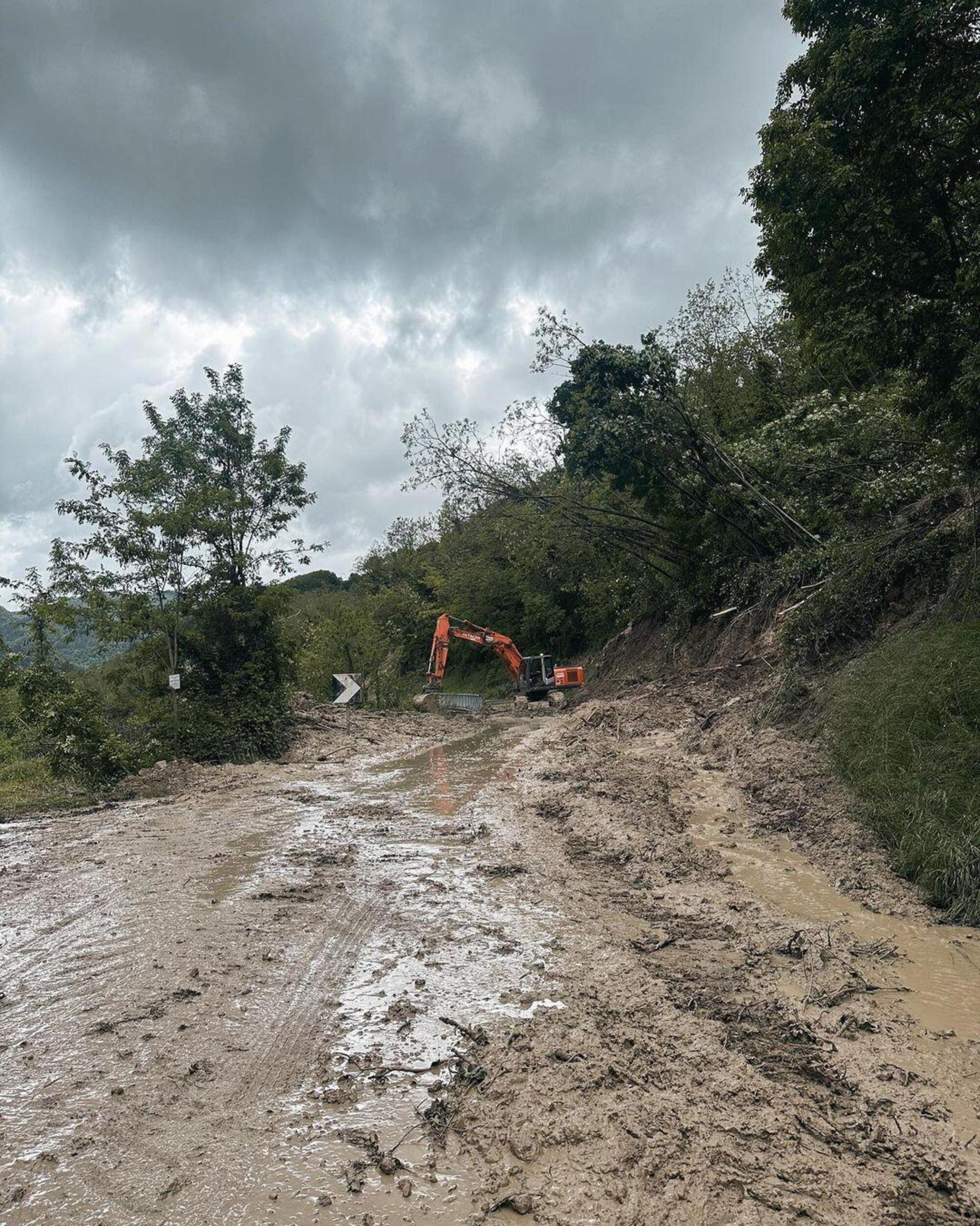 I danni causati dal maltempo documentati dal pilota AlphaTauri De Vries