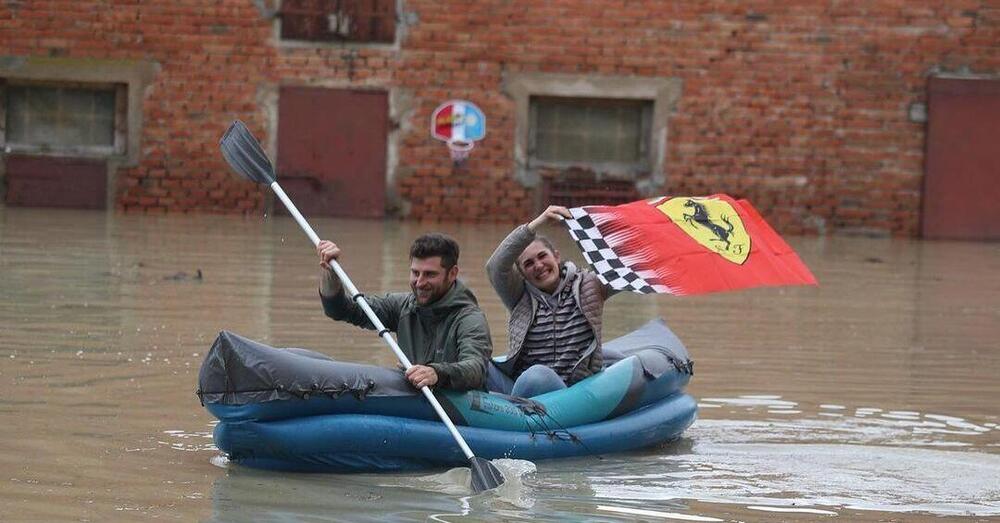 Parla la ragazza protagonista della foto simbolo dell&#039;alluvione a Imola: &quot;Uscendo di casa ho visto la bandiera Ferrari all&#039;ingresso e l&#039;ho portata con me&quot;