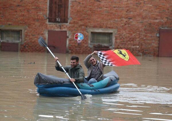 Parla la ragazza protagonista della foto simbolo dell&#039;alluvione a Imola: &quot;Uscendo di casa ho visto la bandiera Ferrari all&#039;ingresso e l&#039;ho portata con me&quot;