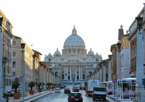 &quot;Sfonda&quot; in auto il Vaticano: i gendarmi gli sparano