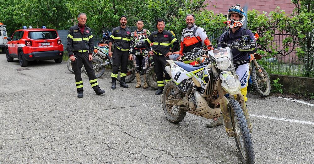 &ldquo;Le moto arrivano ovunque&rdquo;. Ecco come gli enduristi sono fondamentali per i soccorsi nell&rsquo;alluvione dell&rsquo;Emilia-Romagna 