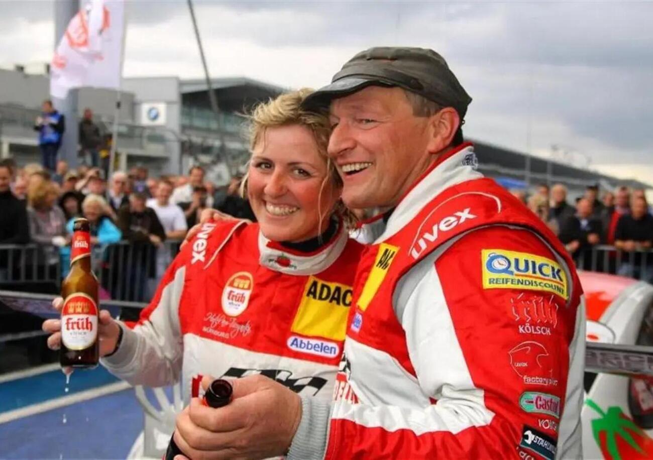 Le polpette, un cappello e un grande amore: l&#039;incredibile storia di&nbsp;Klaus Abbelen (e di&nbsp;Sabine Schmitz)&nbsp;