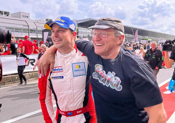 Le polpette, un cappello e un grande amore: l&#039;incredibile storia di&nbsp;Klaus Abbelen (e di&nbsp;Sabine Schmitz)&nbsp;