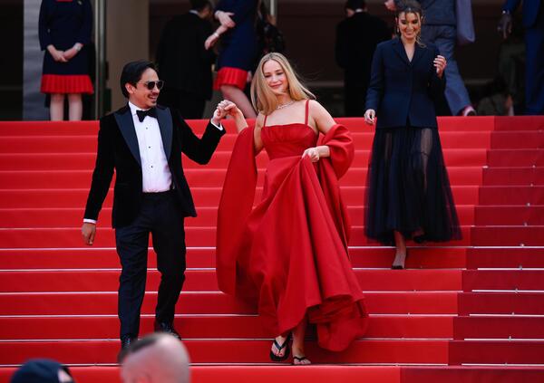 Jennifer Lawrence con le infradito a Cannes non ha inventato niente di nuovo. E non ha neanche evitato lo scivolone 