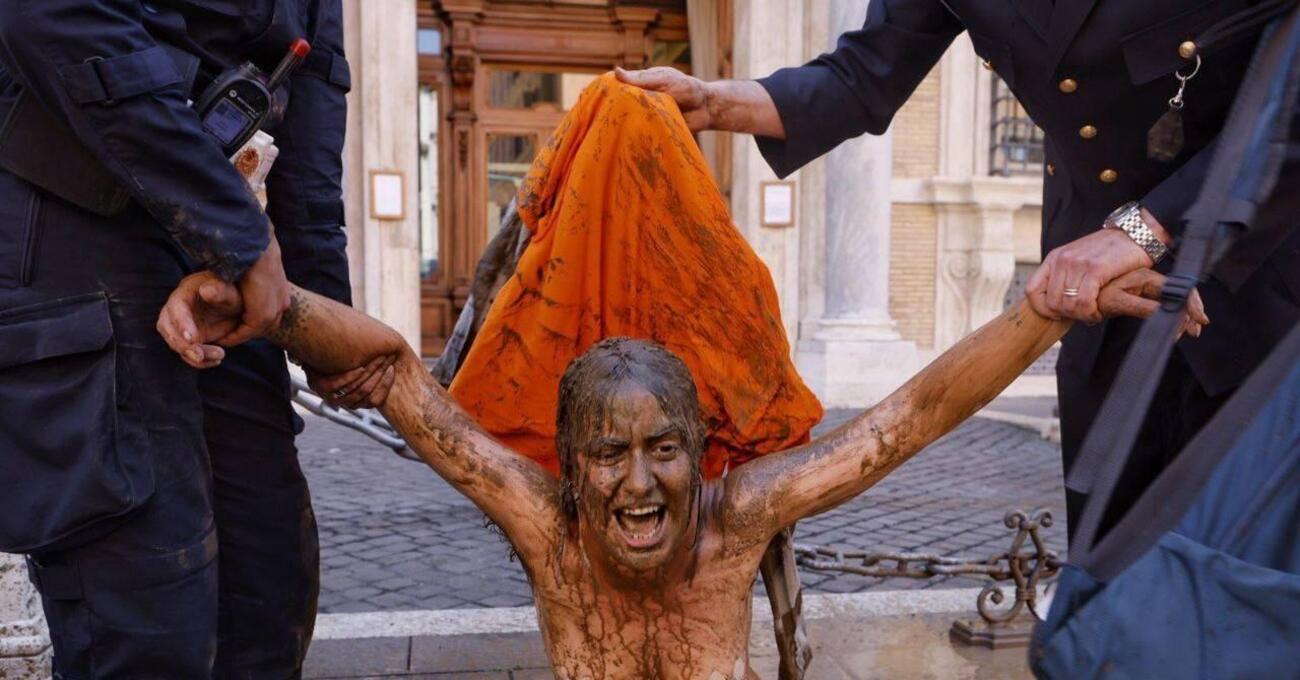 Blitz di Ultima Generazione in Senato, attivisti cosparsi di fango: &ldquo;L&rsquo;alluvione era un disastro annunciato...&rdquo;