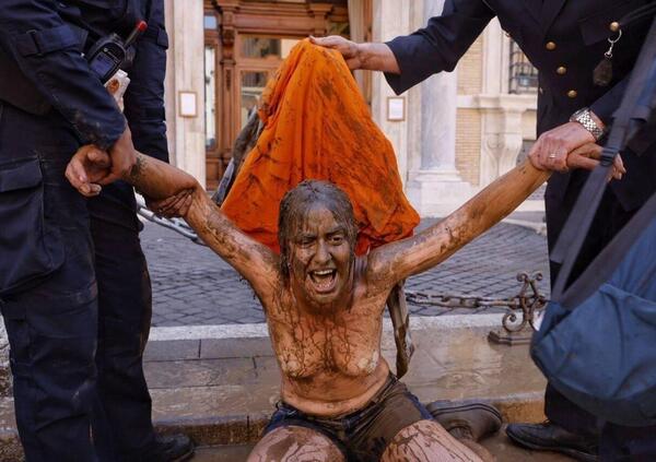 Blitz di Ultima Generazione in Senato, attivisti cosparsi di fango: &ldquo;L&rsquo;alluvione era un disastro annunciato...&rdquo;