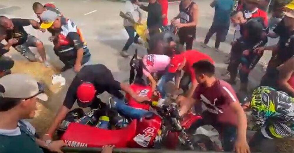 &ldquo;SuperBiker&rdquo; follia in Colombia: pubblico falciato! Il video &egrave; agghiacciante&hellip;