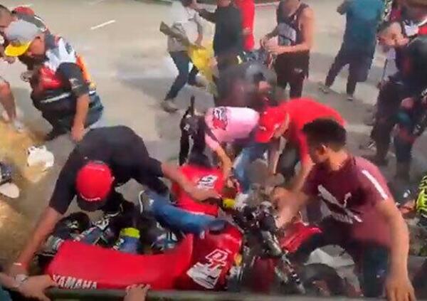 &ldquo;SuperBiker&rdquo; follia in Colombia: pubblico falciato! Il video &egrave; agghiacciante&hellip;