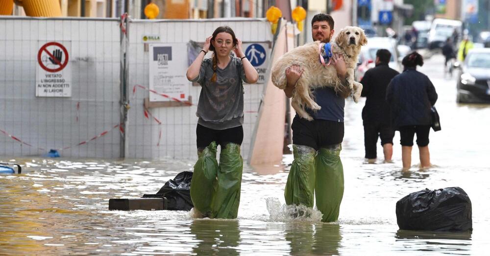 Tutte le assurde teorie del complotto sull&rsquo;alluvione: dalla bufala sulla diga agli aerei che avrebbero provocato il disastro: mancano solo gli alieni, vero Red Ronnie? 