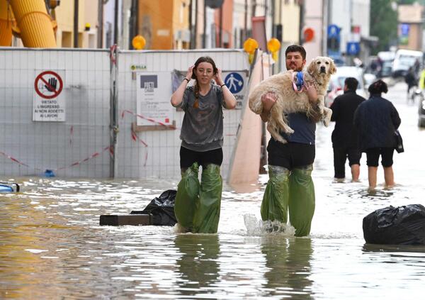 Tutte le assurde teorie del complotto sull&rsquo;alluvione: dalla bufala sulla diga agli aerei che avrebbero provocato il disastro: mancano solo gli alieni, vero Red Ronnie? 