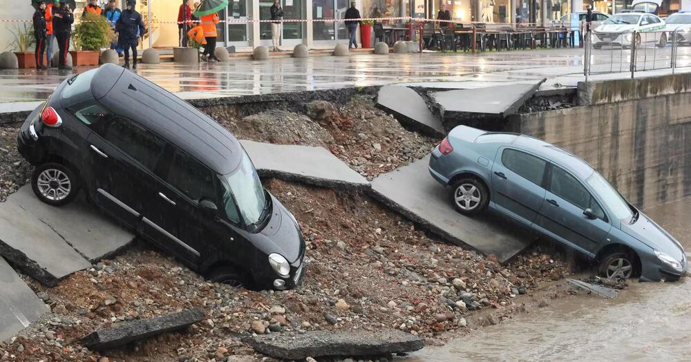 Oltre la Romagna. Nel Bresciano le piogge fanno cedere l&rsquo;argine e le auto finiscono nel canale