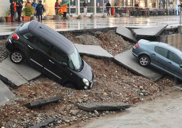 Oltre la Romagna. Nel Bresciano le piogge fanno cedere l&rsquo;argine e le auto finiscono nel canale