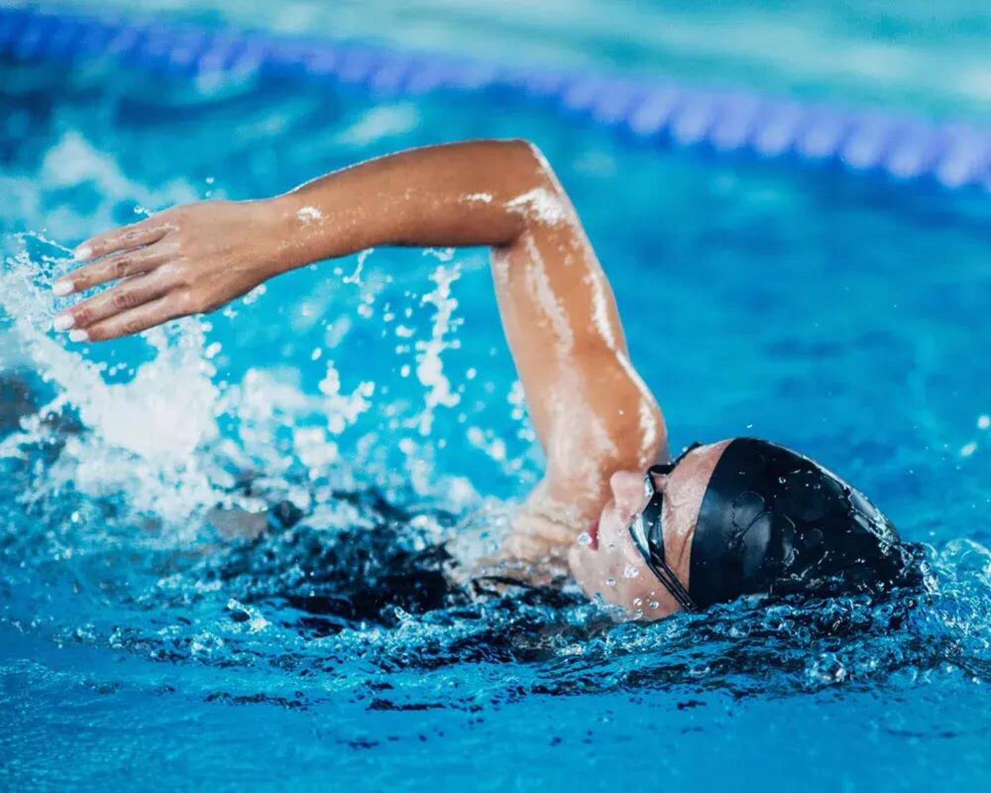 Il nuoto vi permetterà di sviluppare degli addominali fortissimi