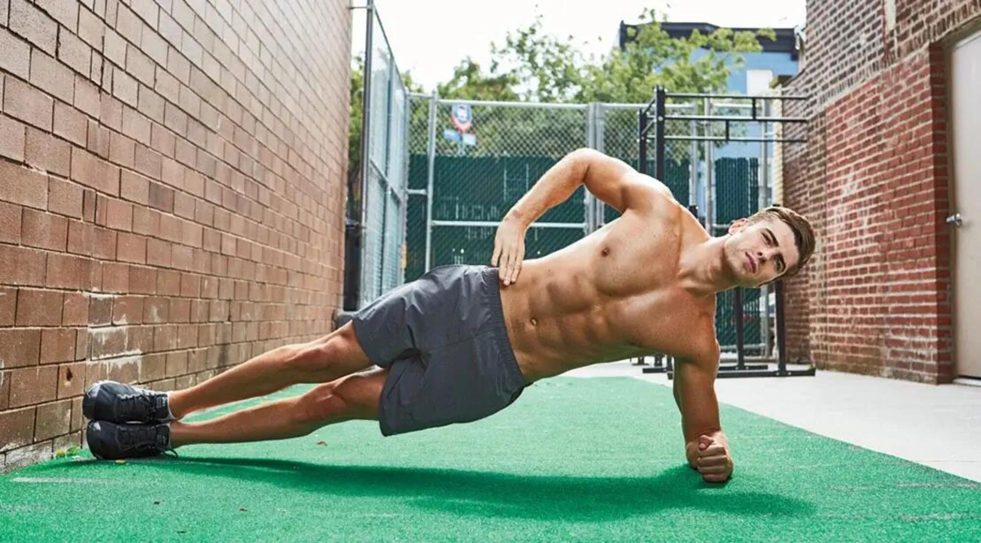 Il side plank è l'esercizio principale per allenare gli obliqui