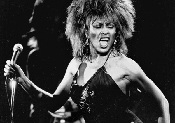 Tina Turner, l&rsquo;incontro con Donatella e Gianni Versace, il marito Erwin e quel duetto con Bowie: il ricordo di Roberto Alessi