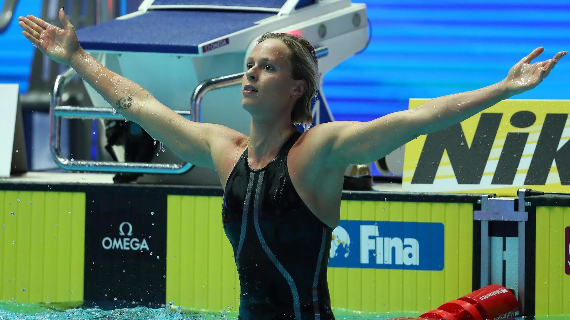 Federica Pellegrini dopo uno dei suoi successi (non quello letterario)