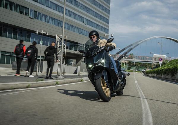 Un giorno senza limiti con il nuovo Yamaha XMax 300 Tech Max: ecco perch&eacute; potrebbe essere la vostra svolta