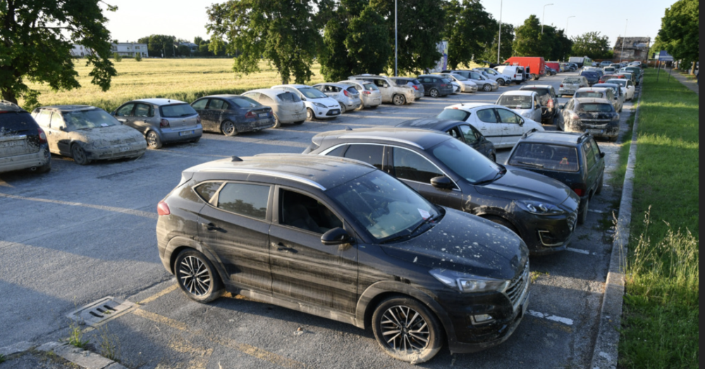 Non solo case e strade. Ecco il cimitero delle auto dopo l&#039;alluvione