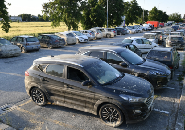 Non solo case e strade. Ecco il cimitero delle auto dopo l&#039;alluvione