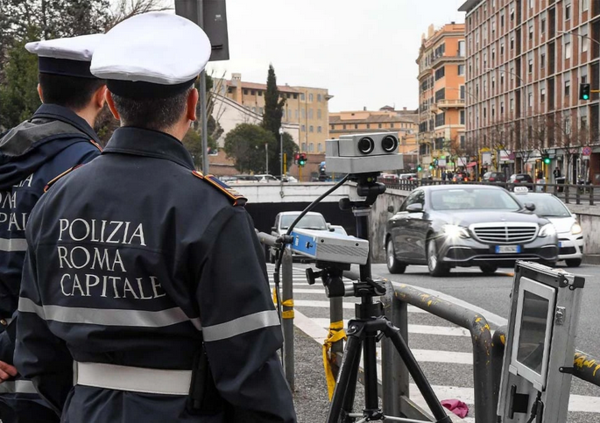 Il vigile lo multa con l&rsquo;autovelox e lui lo morde &ldquo;per solidariet&agrave; con il transgender di Milano&rdquo;