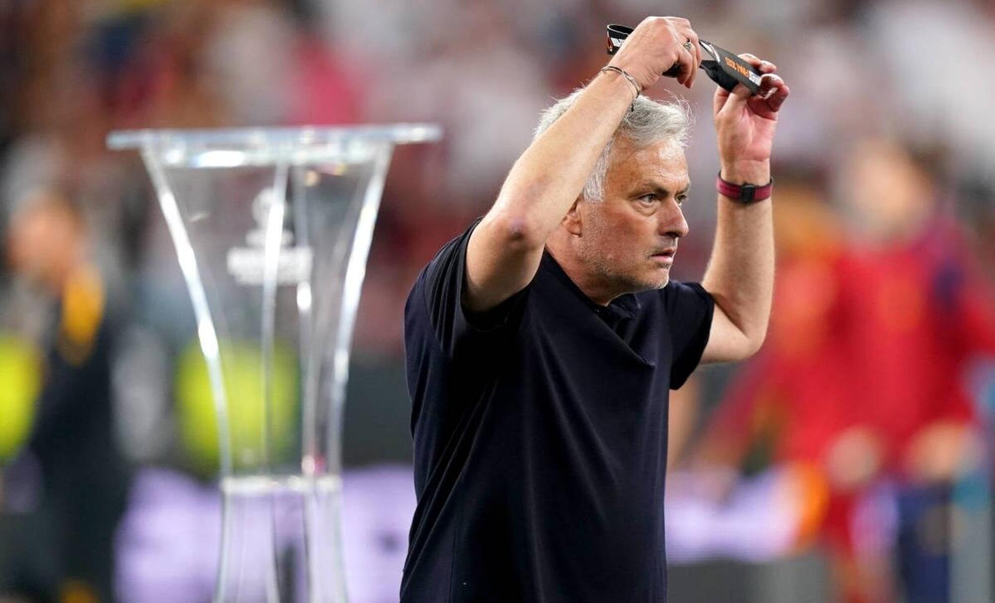 Dopo la sconfitta Josè Mourinho si è tolto la medaglia e l'ha "lanciata" al pubblico
