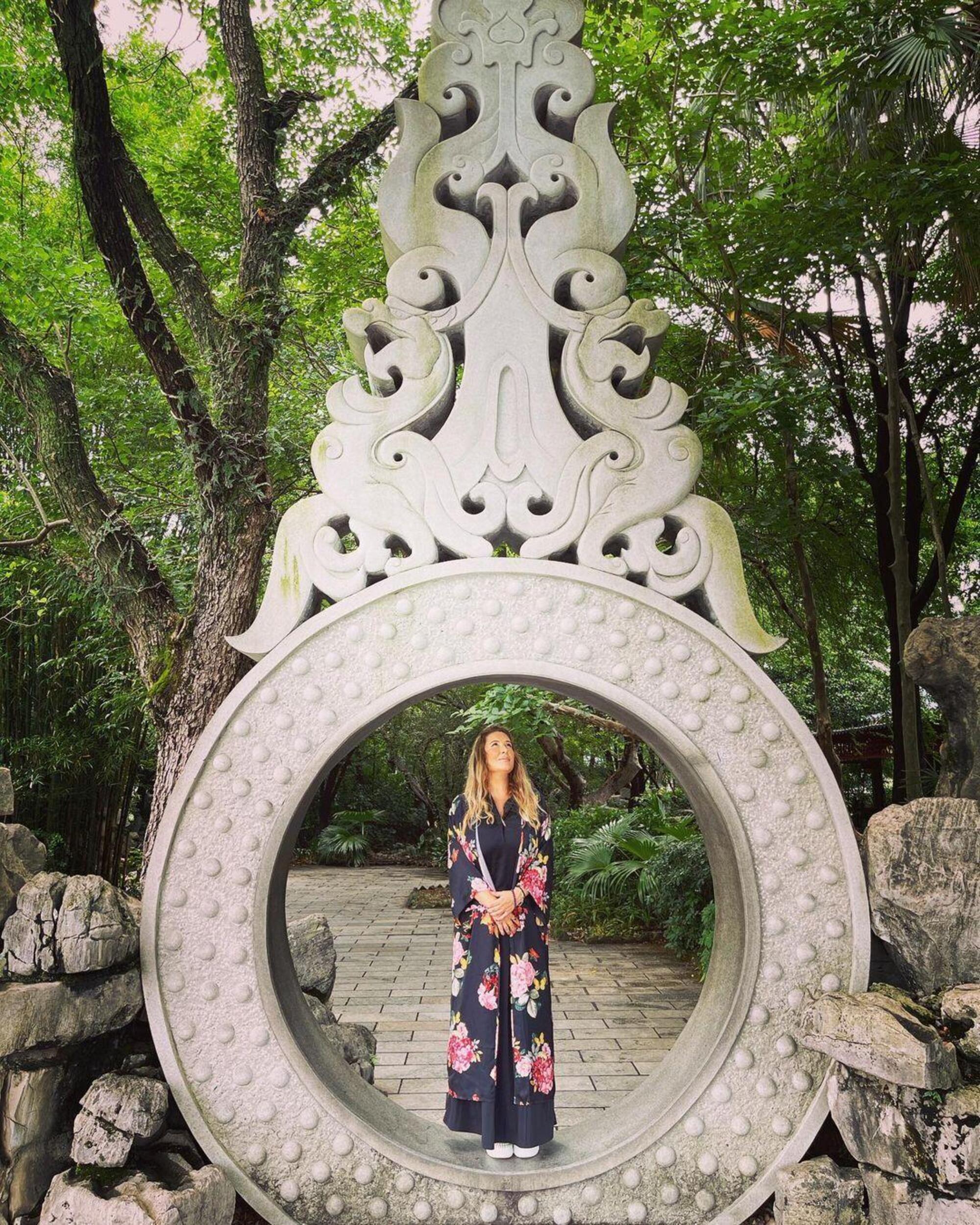 Selvaggia Lucarelli in Cina scrive su Instagram: "È vacanza quando puoi girare in vestaglia"