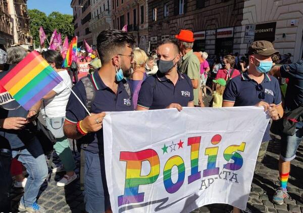 &quot;Fuori i poliziotti gay dal Pride&quot;. Esplode il caso sulle divise. Discriminazione o garanzia per tutti?