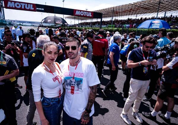 Alvaro Bautista fa tripletta a Misano, ma Andrea Iannone (con Elodie) &egrave; stato la vera star della SBK