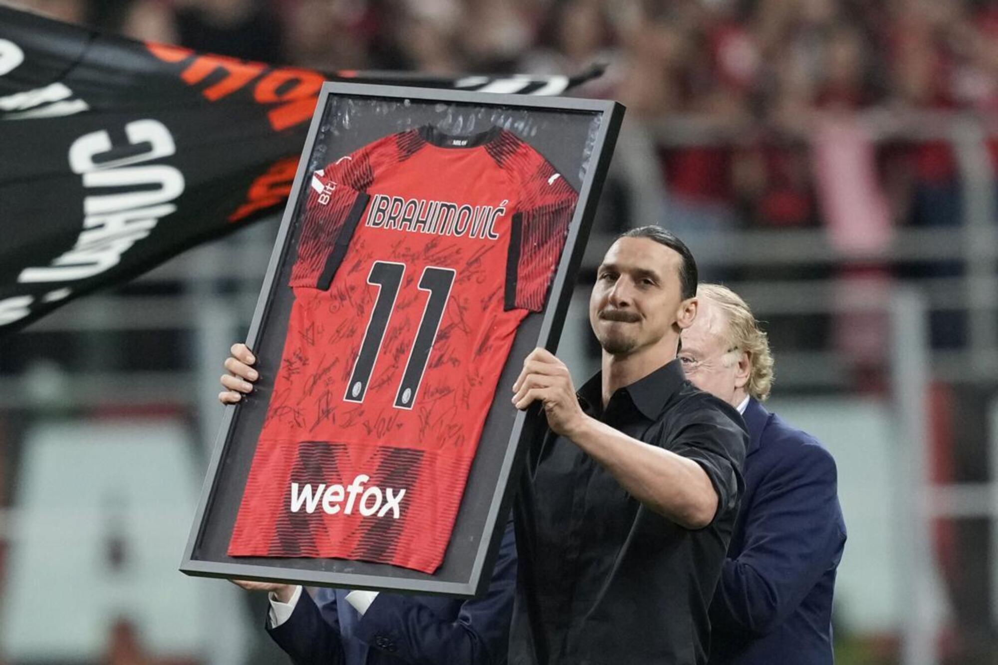 La maglia autografata consegnata a Zlatan