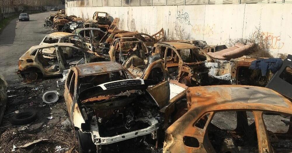 L&rsquo;assurda storia del cimitero delle auto rubate e bruciate nel campo nomadi [VIDEO]