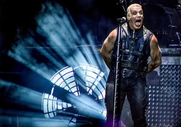 Un italiano agli after party dei Rammstein: &ldquo;Ragazze reclutate sui social, droga e alcol a fiumi e quelle amnesie dopo i cocktail di Lindemann&rdquo;. La testimonianza 