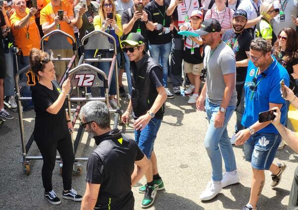 Valentino Rossi come l&#039;ultimo re: arriva lui e tutti impazziscono. Chiamatelo ancora MuGiallo...