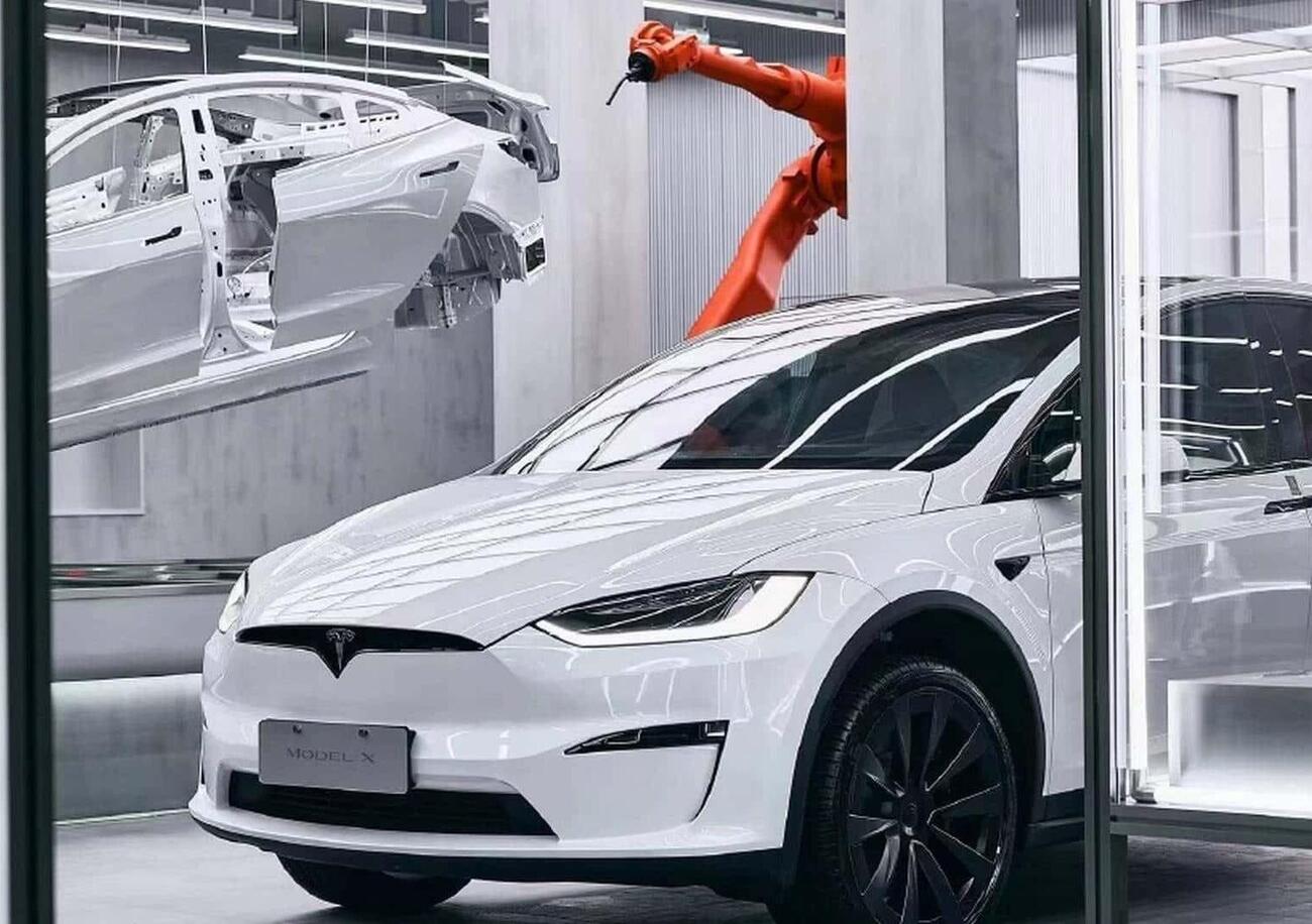 Tesla ora ti costruisce l&rsquo;auto in concessionaria in appena 45 secondi 