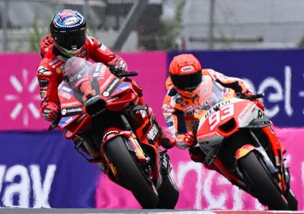 Davide Tardozzi attacca Marc Marquez, Gigi Dall&rsquo;Igna &ldquo;palpeggia&rdquo; la Desmosedici: Ducati schiaffi e coccole