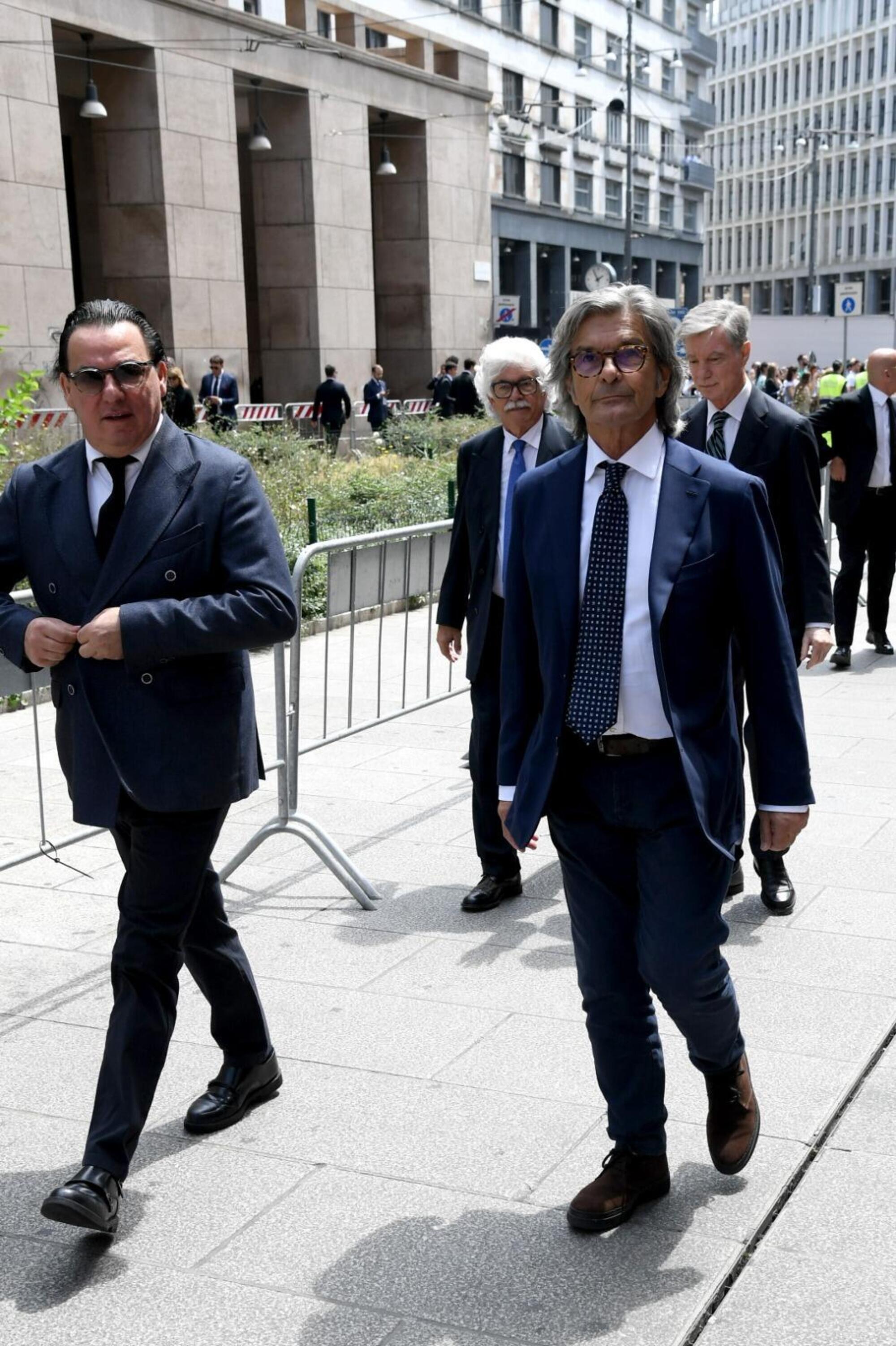 Alessi verso il Duomo per il funerale di Berlusconi