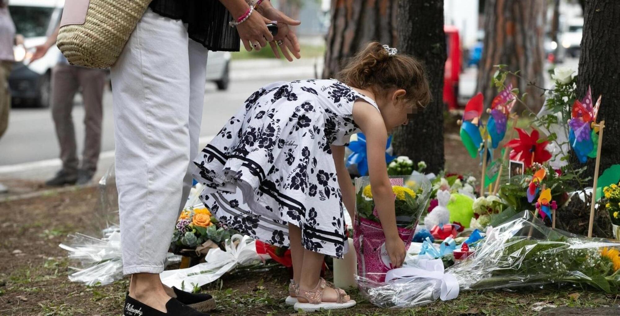 Una bimba porta un pensiero per il piccolo Manuel