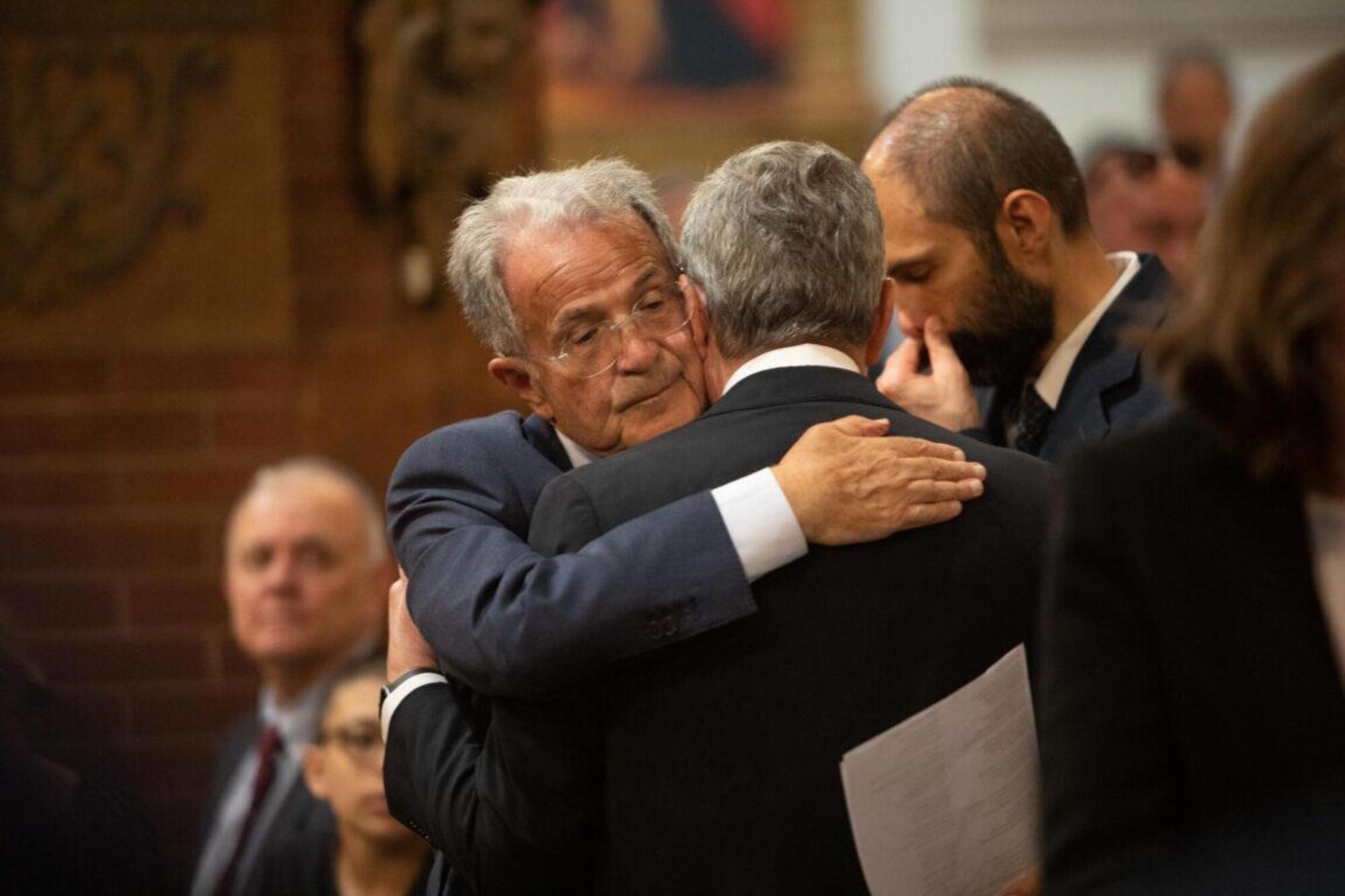 Romano Prodi durante il funerale