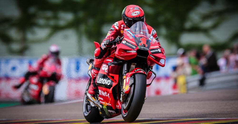 La lezione di stile di Pecco Bagnaia al Sachsenring, che sta scrivendo la storia mentre gli altri urlano