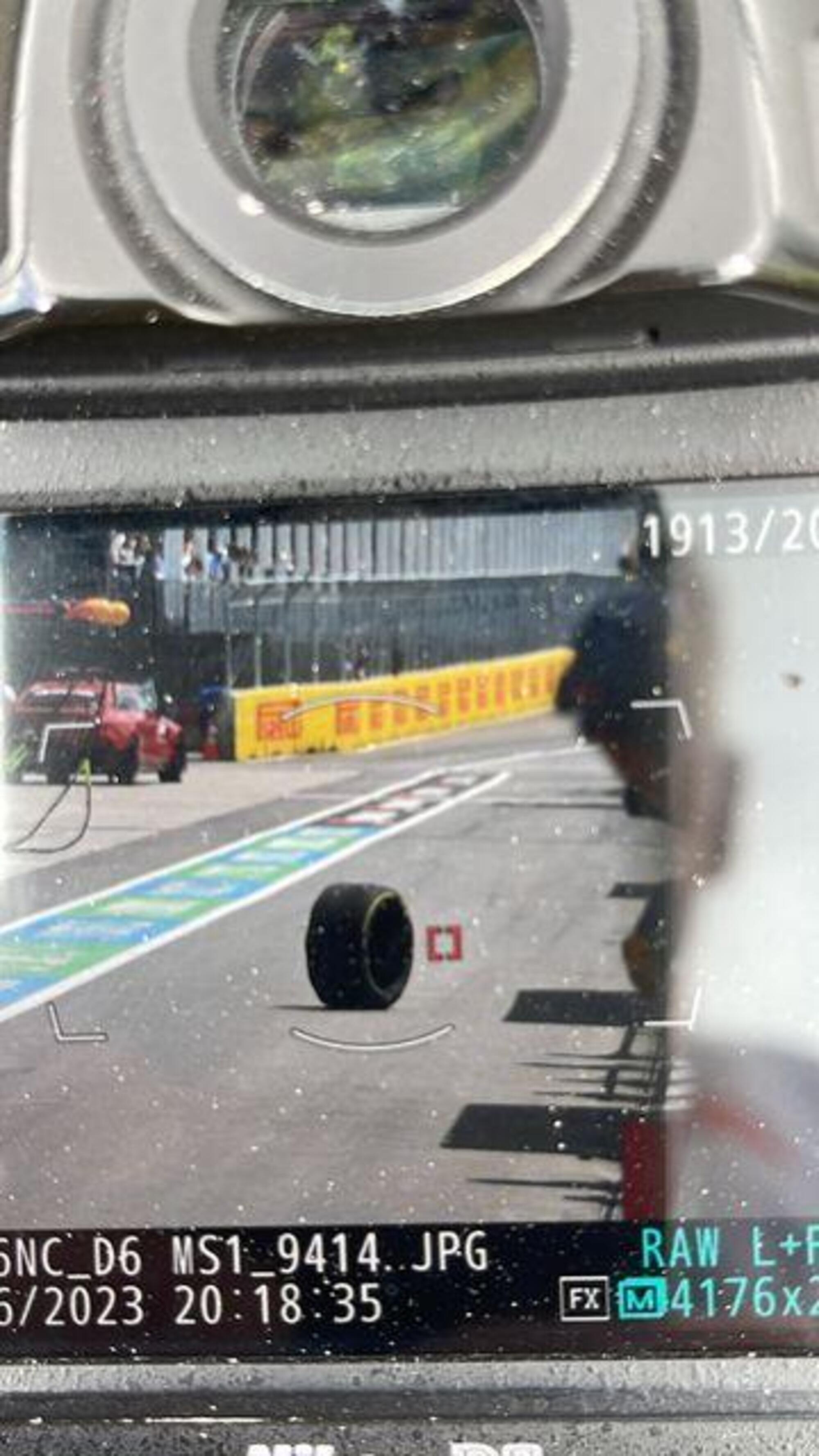 La ruota di Russell &quot;parte&quot; pericolosamente in pit lane