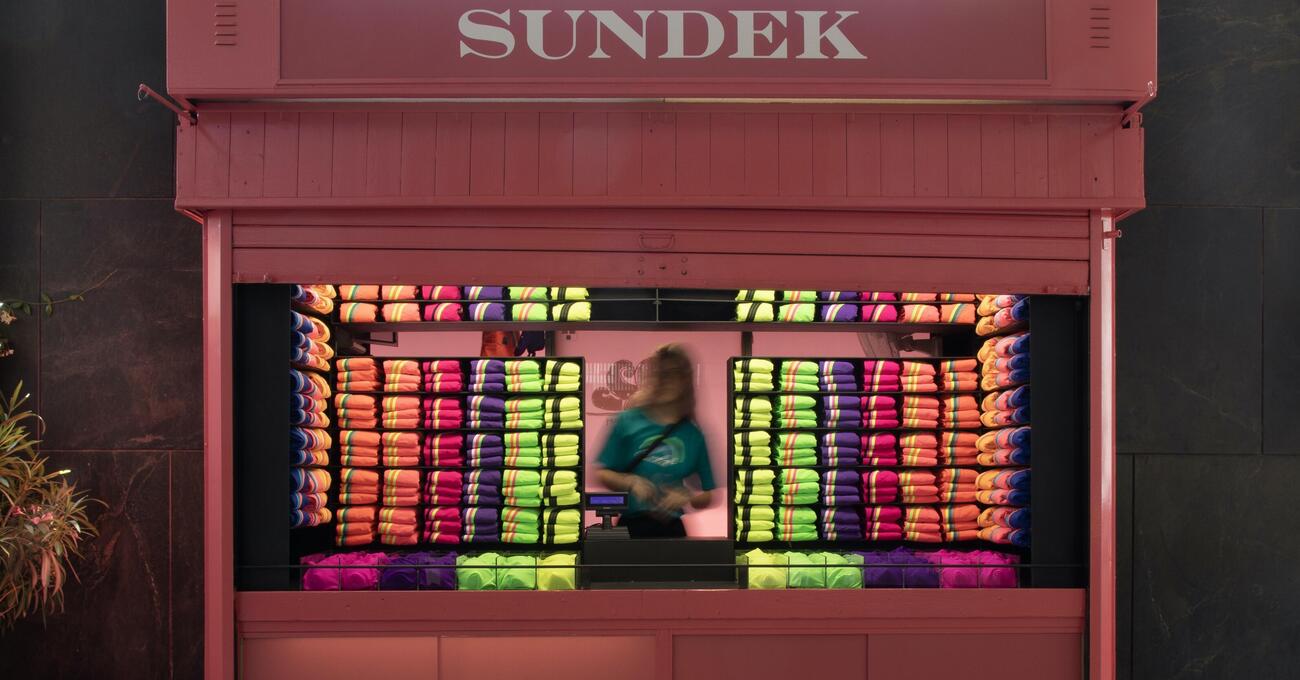 La storica edicola si trasforma in un&rsquo;installazione total fluo: la capsule di Sundek colora l&rsquo;estate