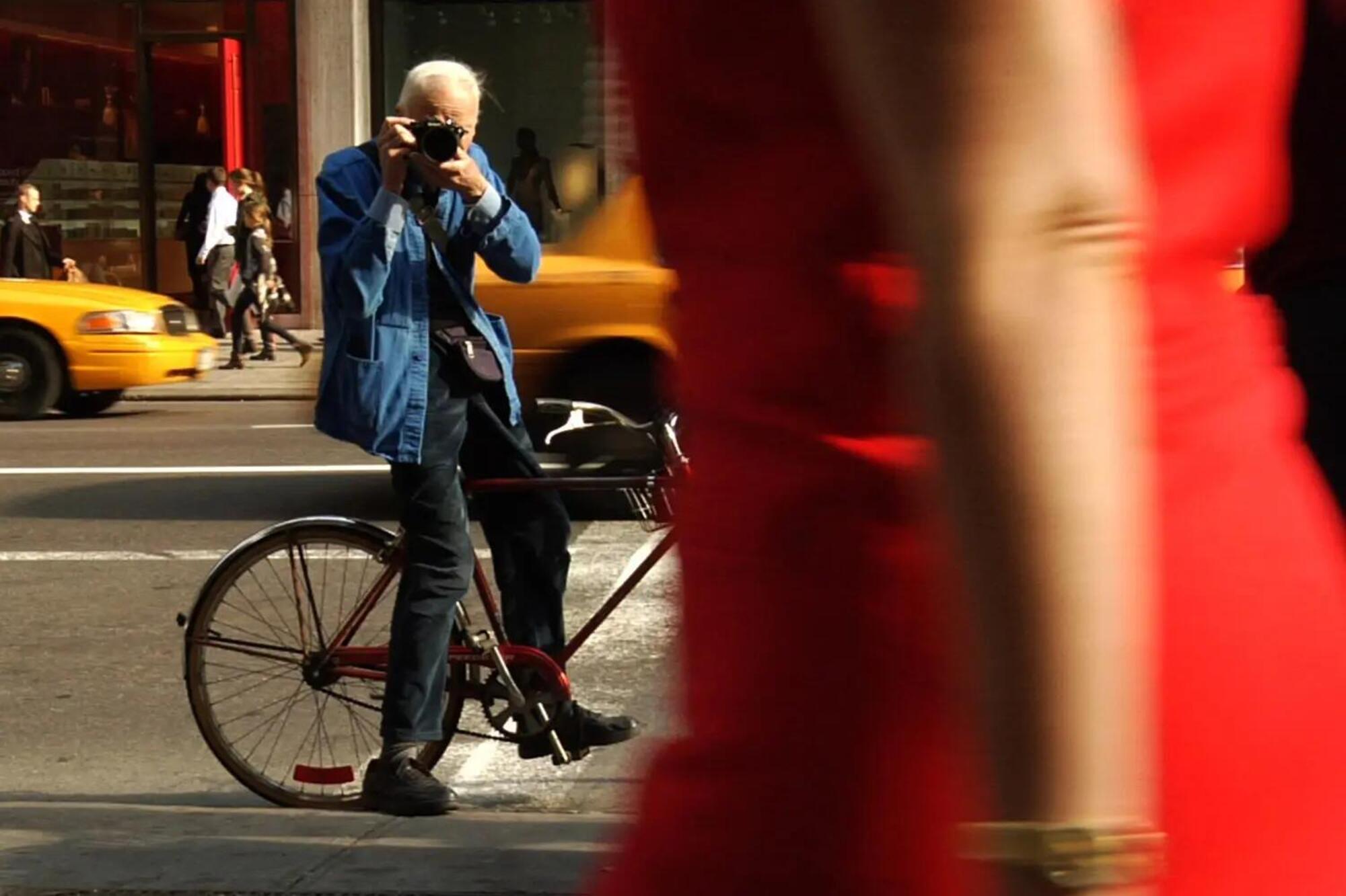 Uno street fashion photographer in azione