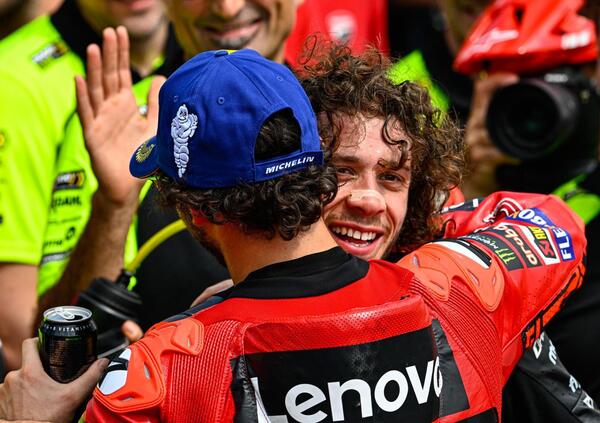 Le battute bastarde tra Bagnaia e Bezzecchi sono una cosa a cui non eravamo abituati (e di cui sar&agrave; impossibile fare a meno)