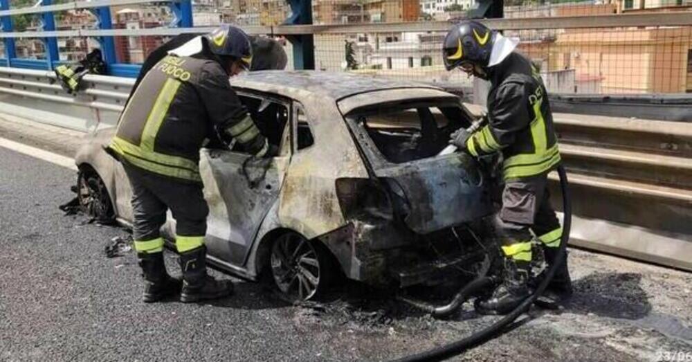 Esplode un&#039;auto ibrida in tangenziale: cos&#039;&egrave; successo a Napoli e cosa non torna 