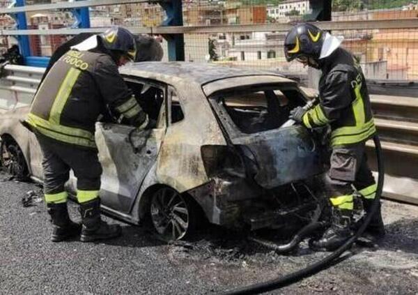 Esplode un&#039;auto ibrida in tangenziale: cos&#039;&egrave; successo a Napoli e cosa non torna 